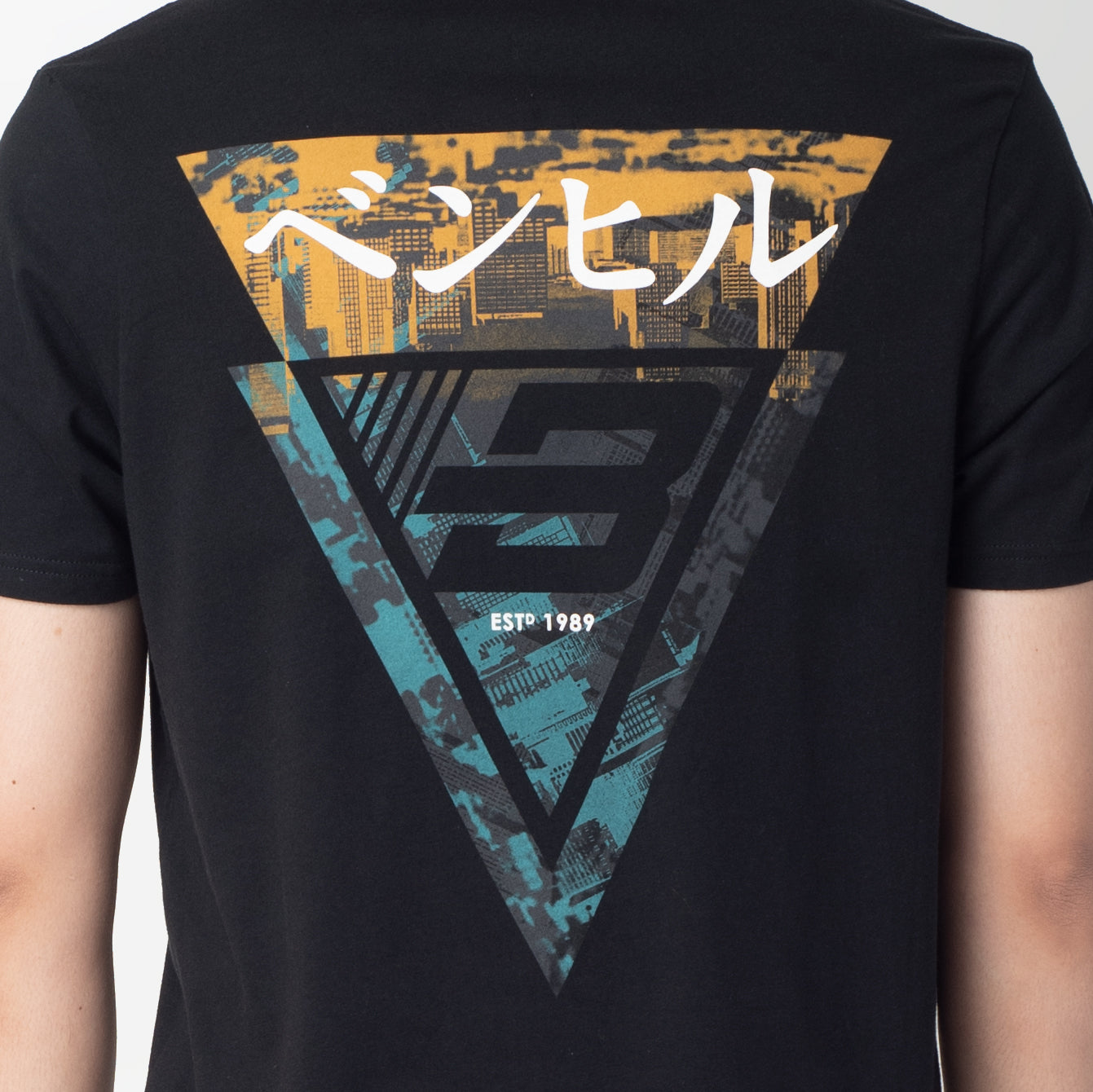 Benhill Kaos Grafis Katun 30s Combed Lengan Pendek Hitam 327-35268