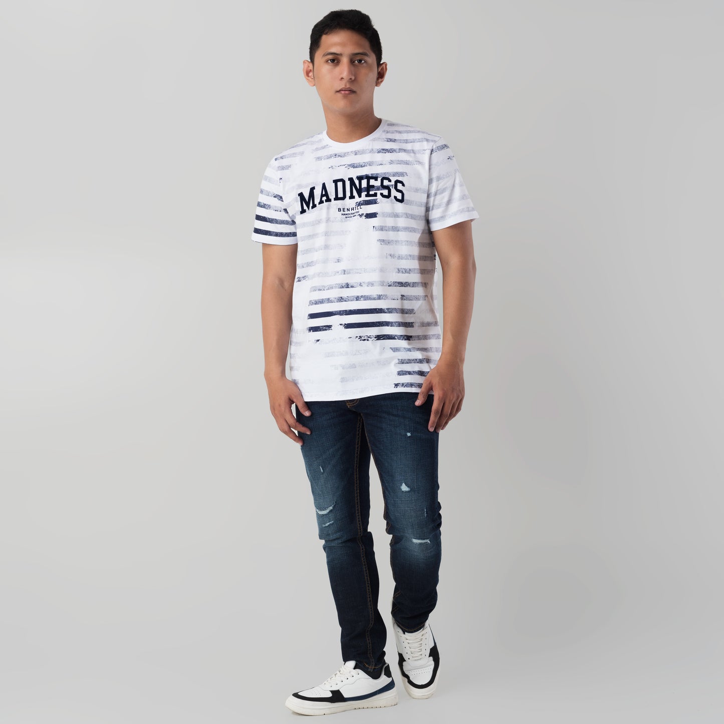 Benhill Kaos Grafis Full Print Katun 24s Combed Lengan Pendek Putih 389-59168