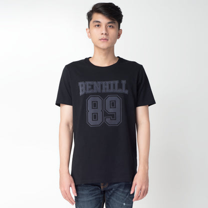 Benhill Kaos Grafis Katun 30s Combed Lengan Pendek Hitam 325-35268