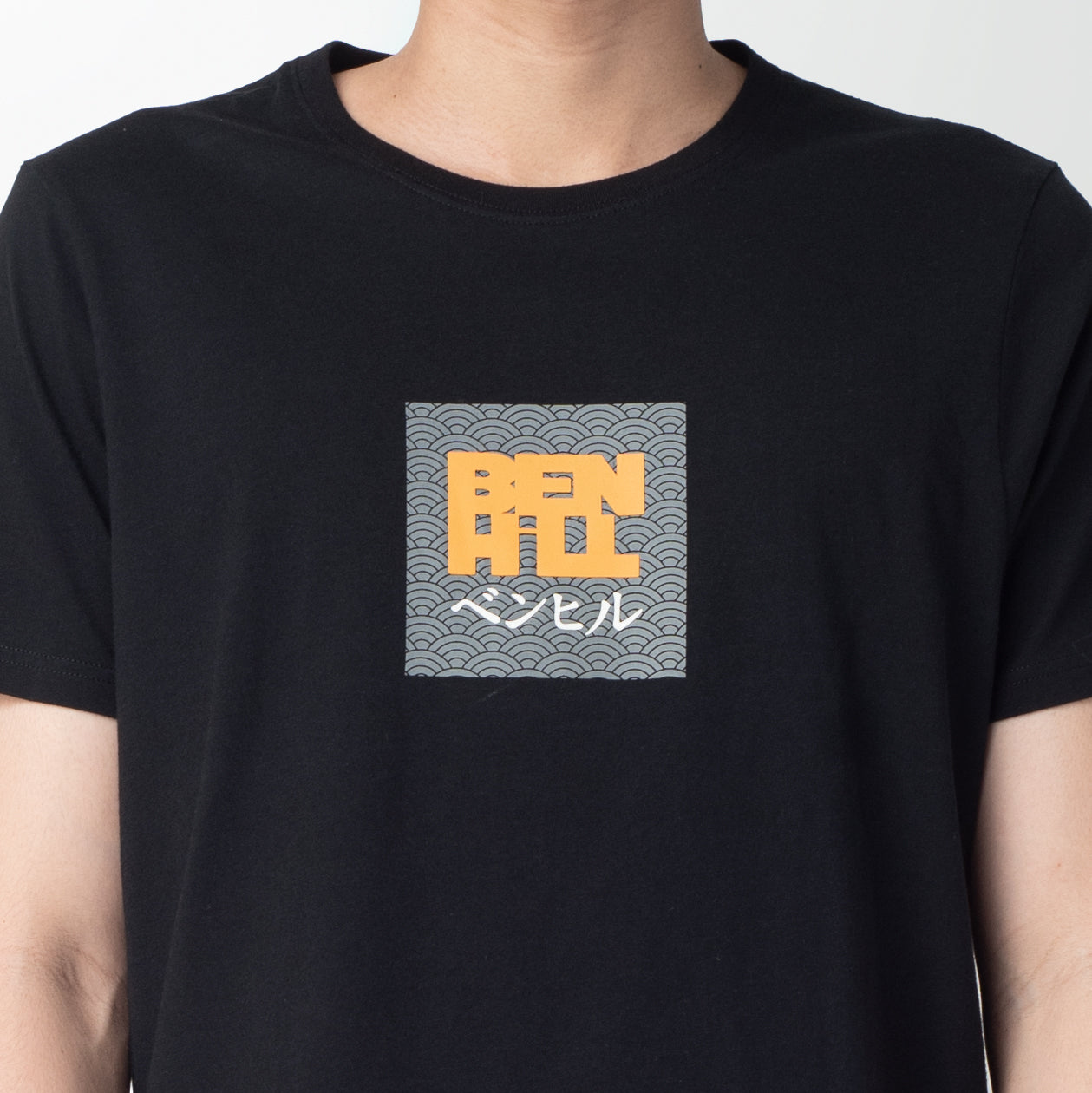 Benhill Kaos Grafis Katun 30s Combed Lengan Pendek Hitam 332-35268