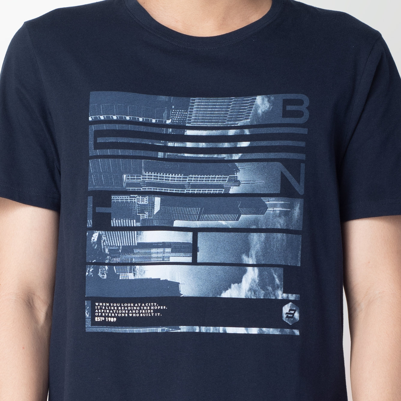 Benhill Kaos Grafis Katun 30s Combed Lengan Pendek Navy 329-35368
