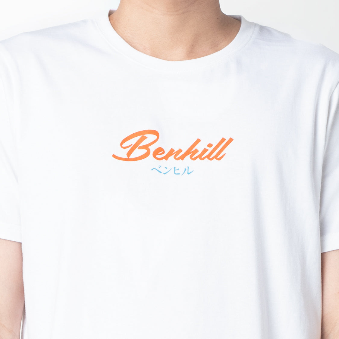 Benhill Kaos Grafis Katun 24s Combed Lengan Pendek Putih 327-35168