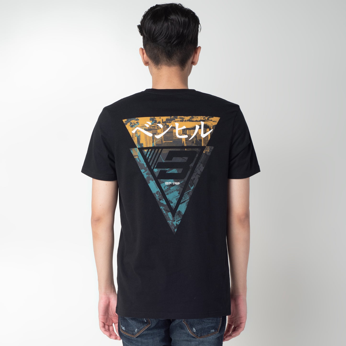 Benhill Kaos Grafis Katun 30s Combed Lengan Pendek Hitam 327-35268