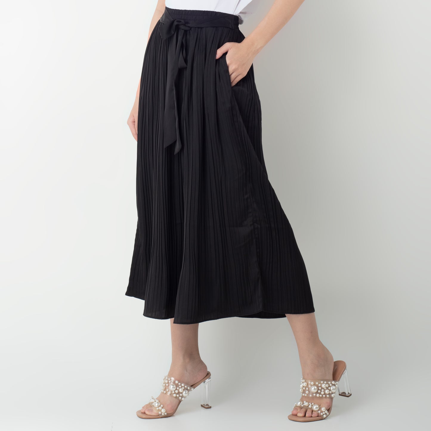 Benhill Celana Wanita "Yoana" Pants Pleated Cullotes Pinggang Karet Dengan Tali Pinggang Black 276-39290