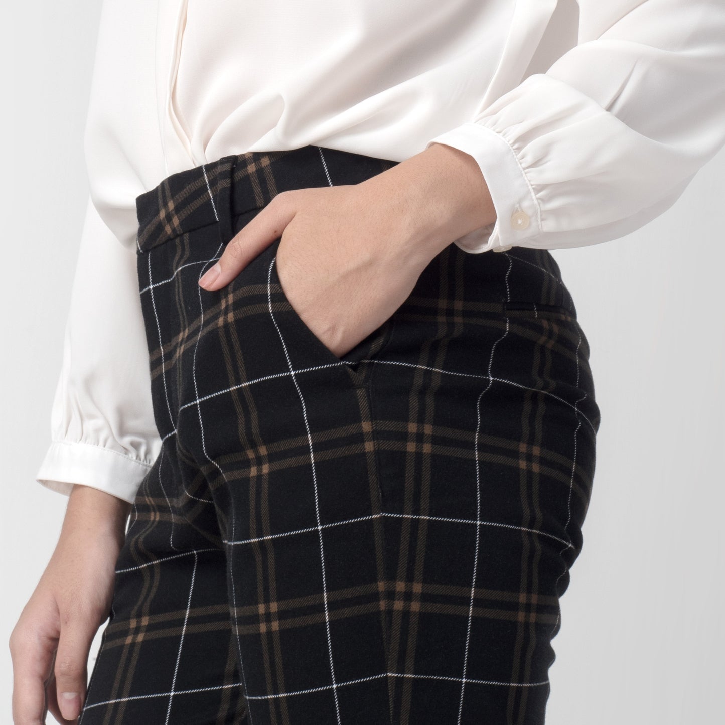 Celana Tartan Wanita "Narae" Plaid Pants Kotak Black 258-32282