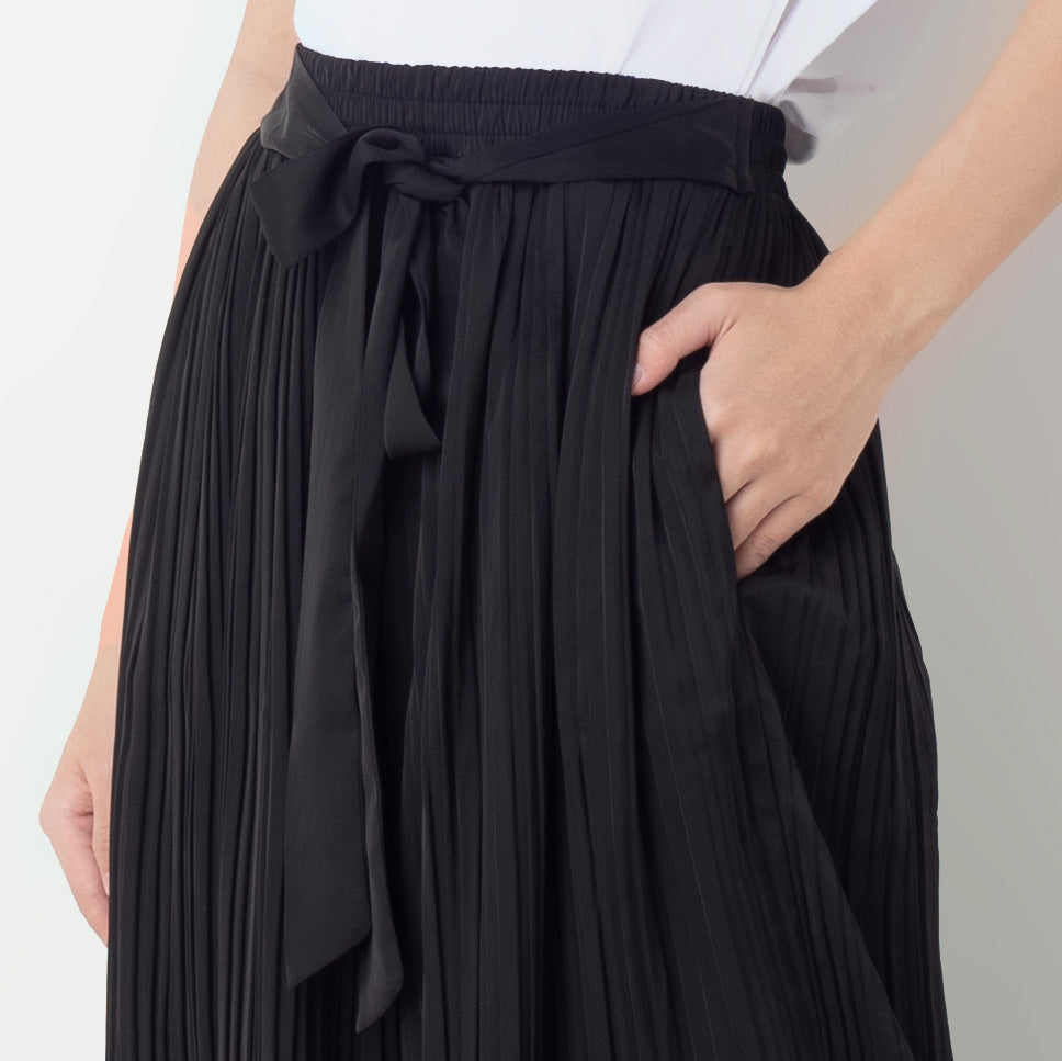 Benhill Celana Wanita "Yoana" Pants Pleated Cullotes Pinggang Karet Dengan Tali Pinggang Black 276-39290