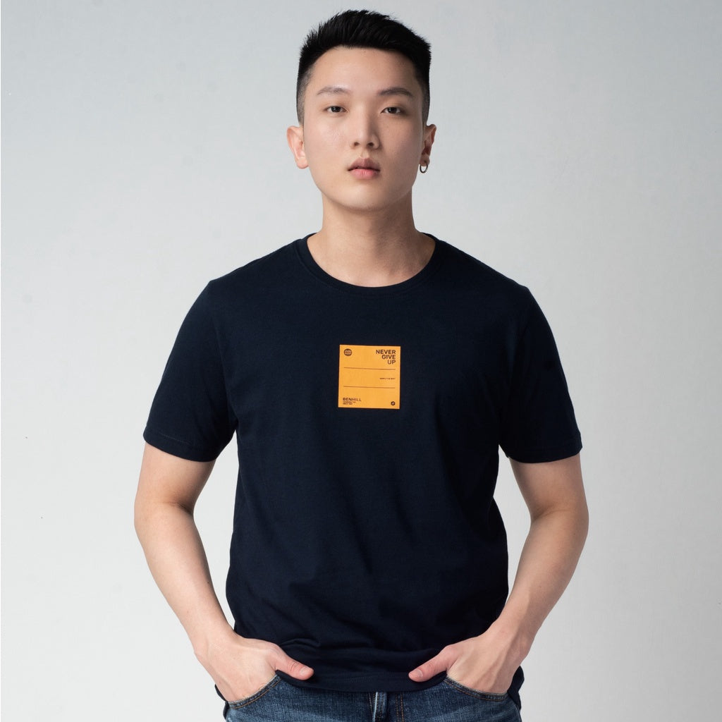 Benhill Kaos Grafis Katun 30s Combed Lengan Pendek Dark Navy 301-55368
