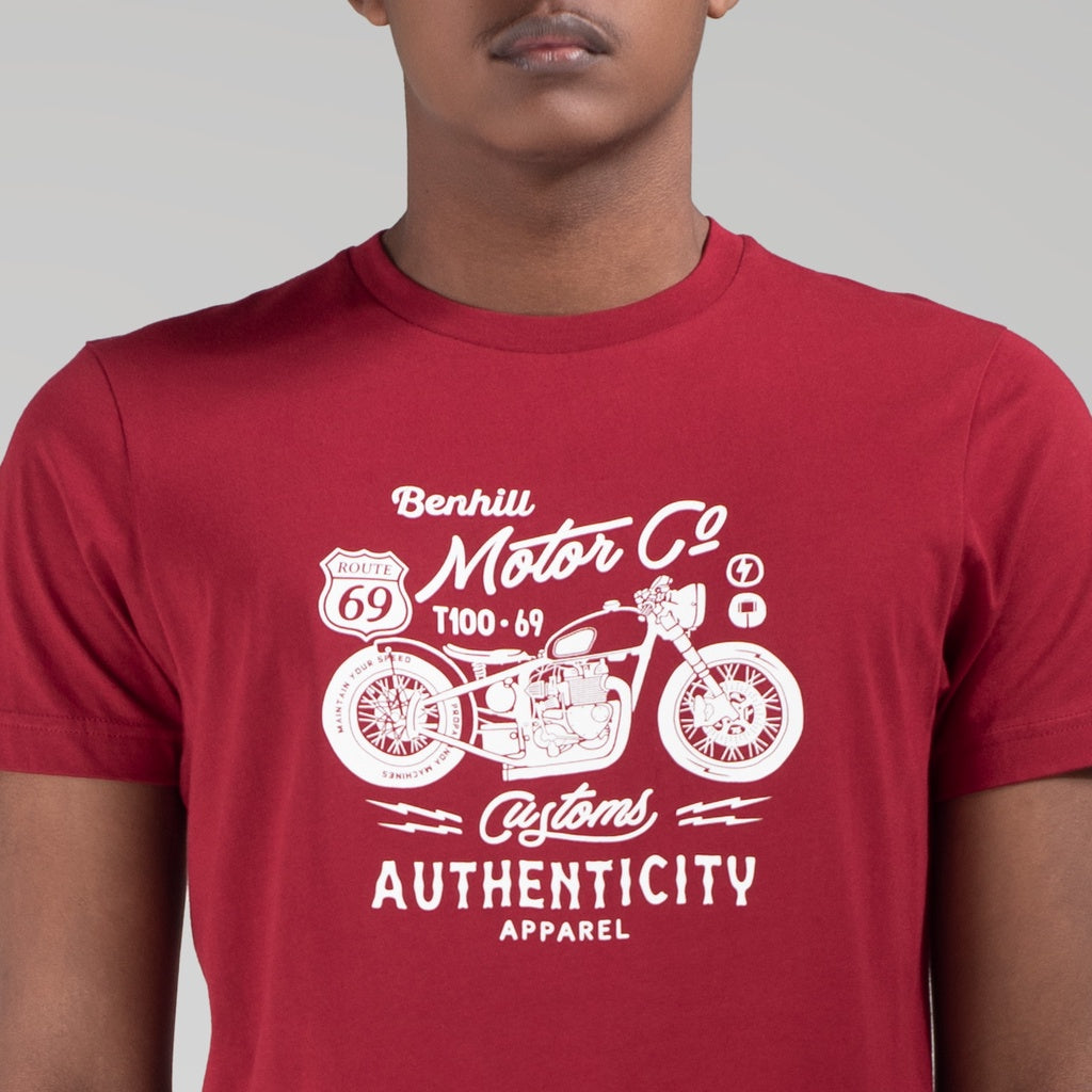 Benhill Kaos Grafis Katun 30s Combed Lengan Pendek Maroon 445-19F68