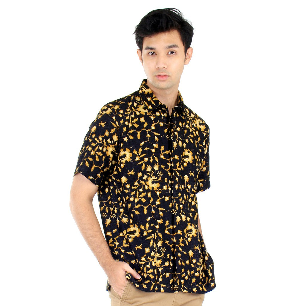 Benhill Kemeja Pria Batik Sutra Dobby Pendek Hitam dan Kuning Motif  25060