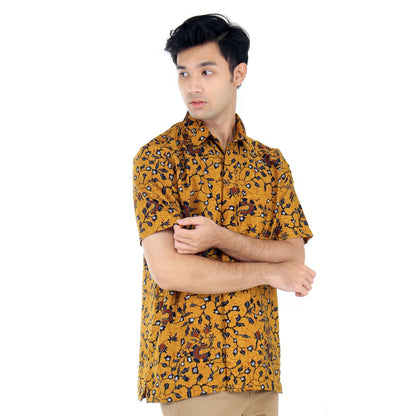 Benhill Kemeja Pria Batik Sutra Dobby Pendek Hitam dan Kuning Motif  25060