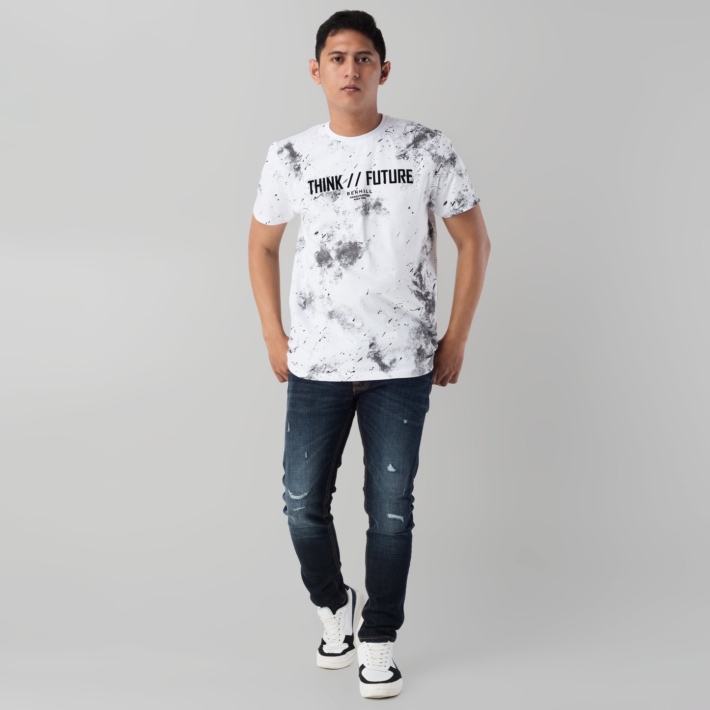 Benhill Kaos Grafis Full Print Katun 24s Combed Lengan Pendek Putih 395-59168