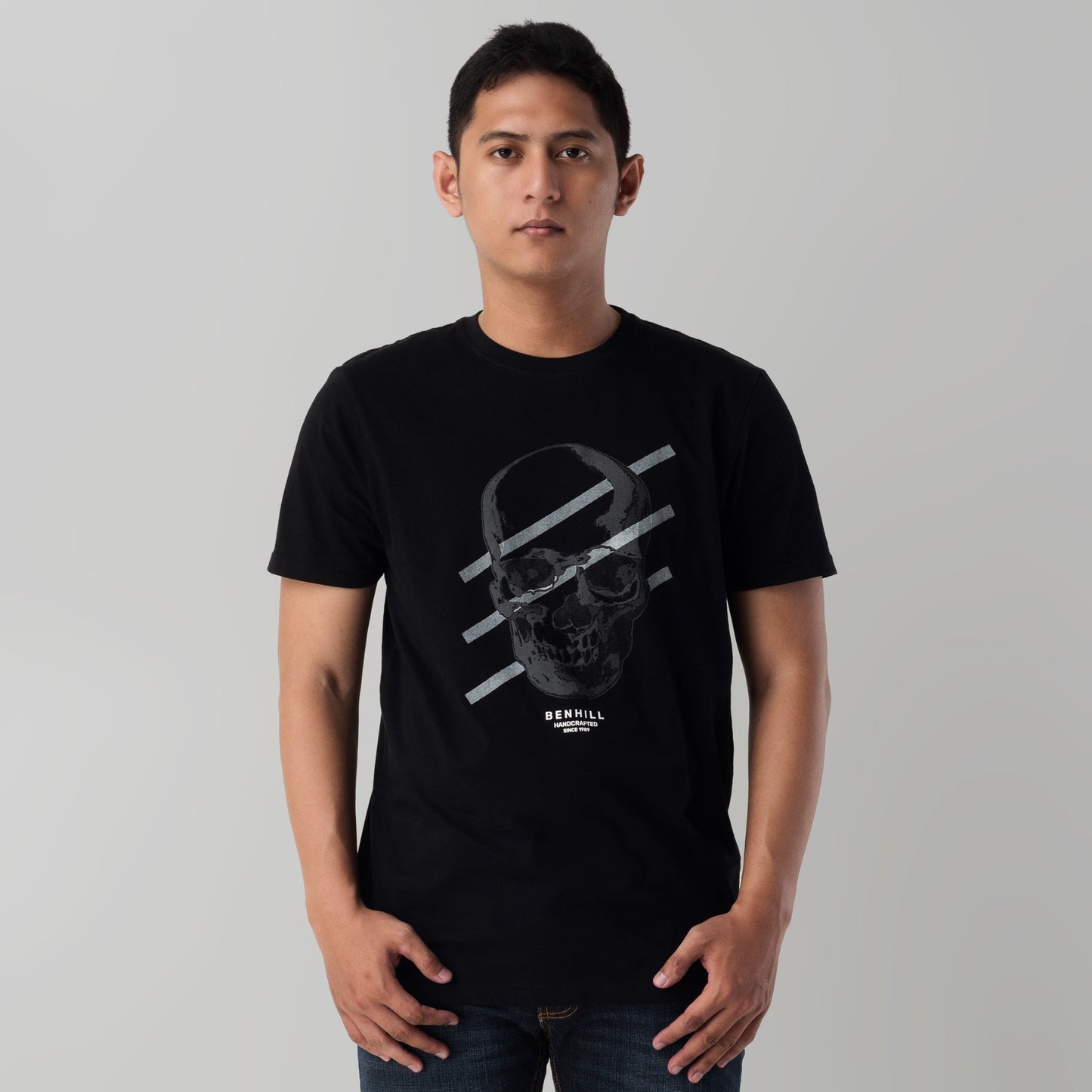 Benhill Kaos Grafis Katun 30s Combed Lengan Pendek Hitam 394-39268