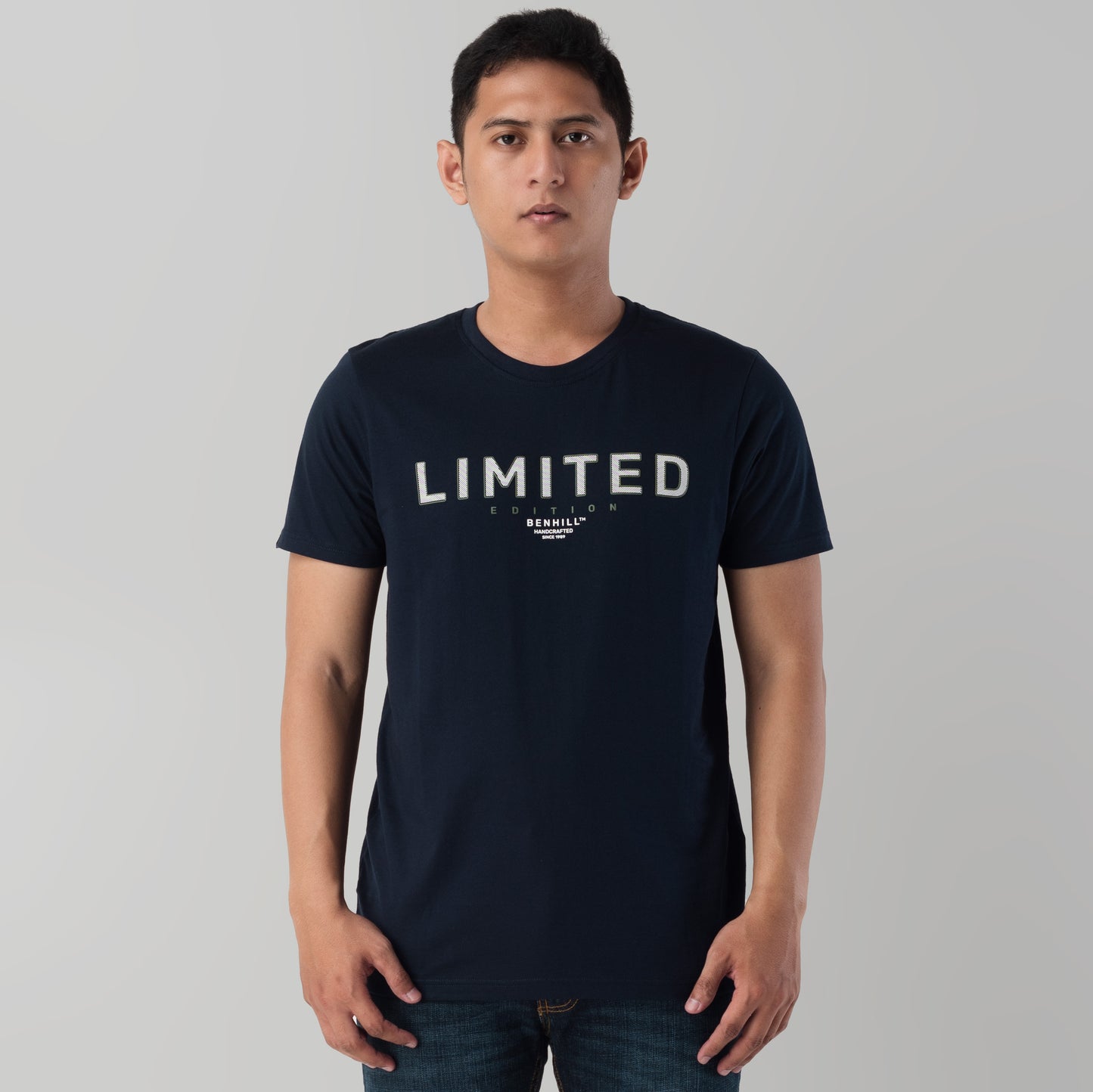Benhill Kaos Grafis Katun 30s Combed Lengan Pendek Navy 398-39G68