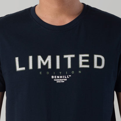 Benhill Kaos Grafis Katun 30s Combed Lengan Pendek Navy 398-39G68